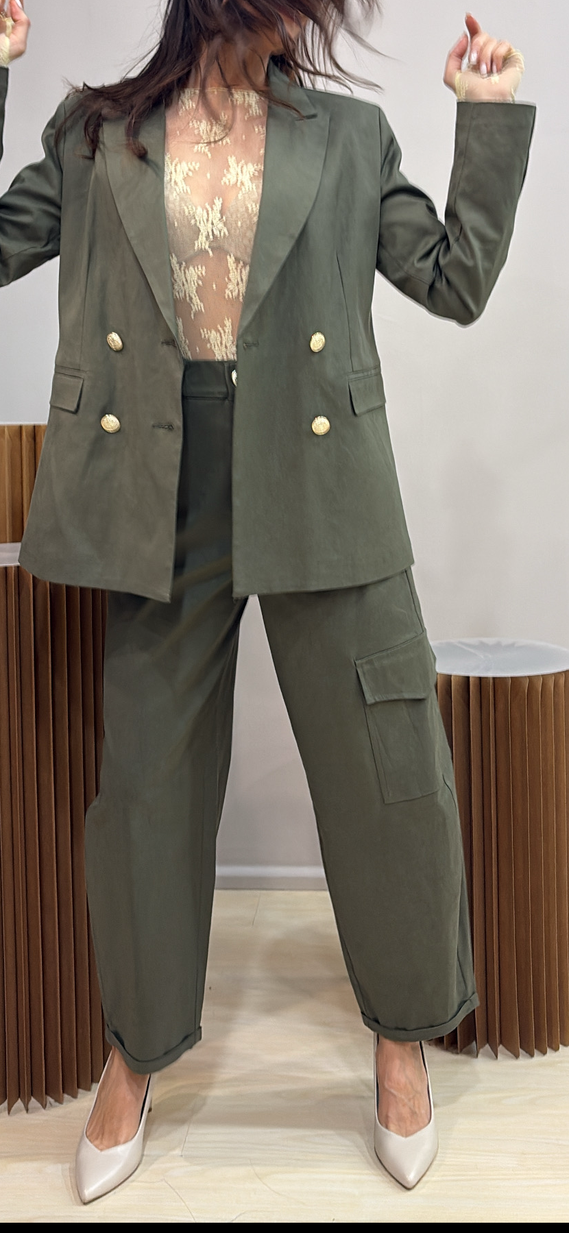 Pantalone con tascone laterale