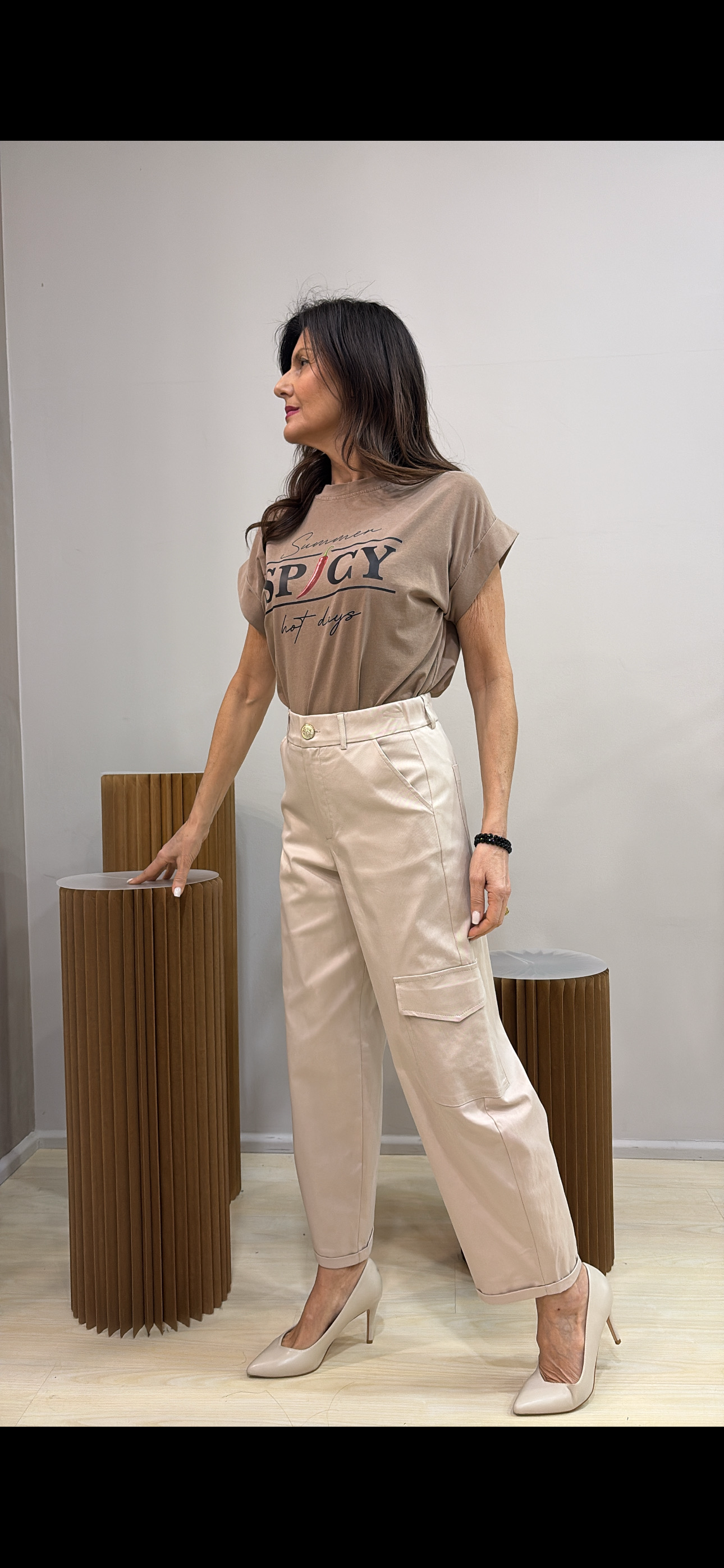 Pantalone con tascone laterale