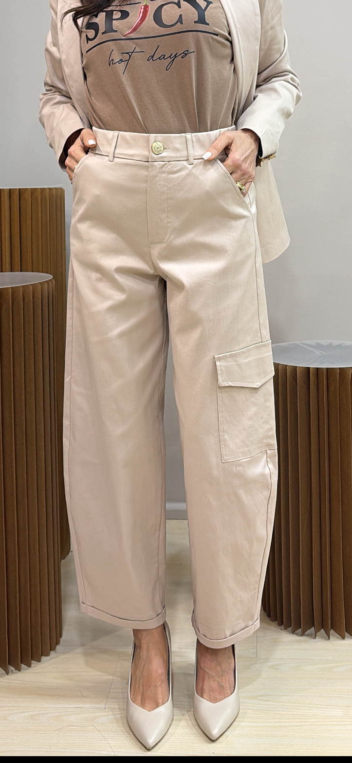 Pantalone con tascone laterale