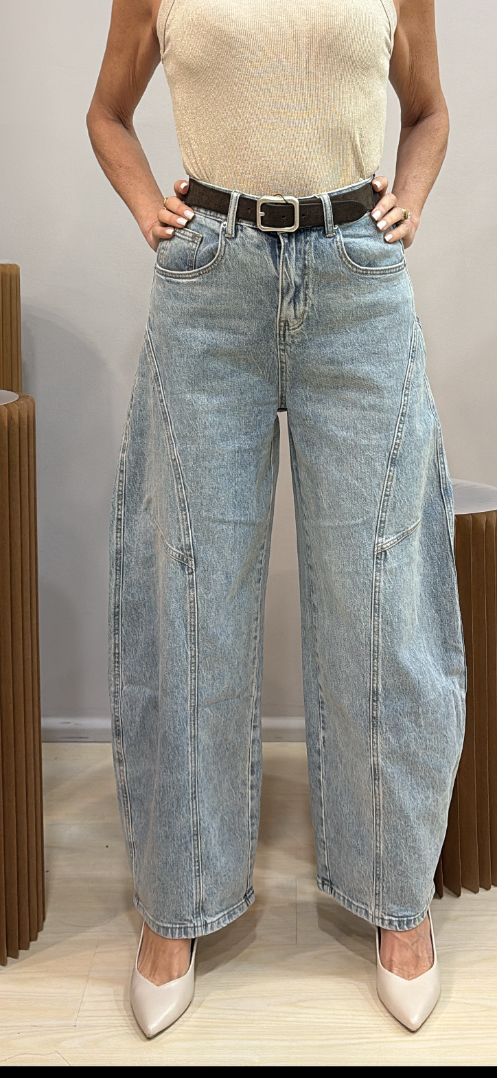 Jeans barrel con cuciture
