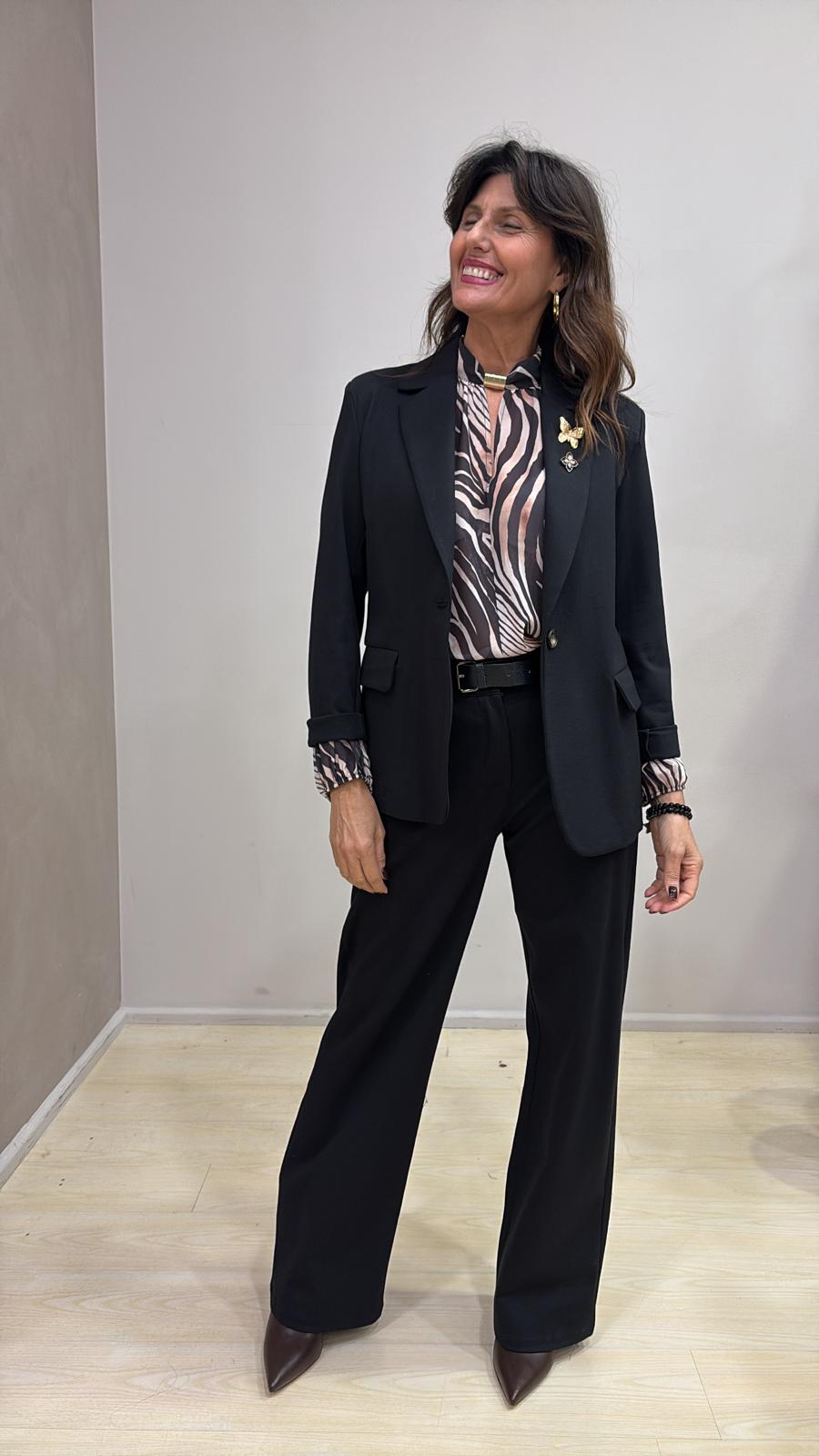 Blazer KIKISIX Punto Milano – Sartorialità con un Tocco Glam