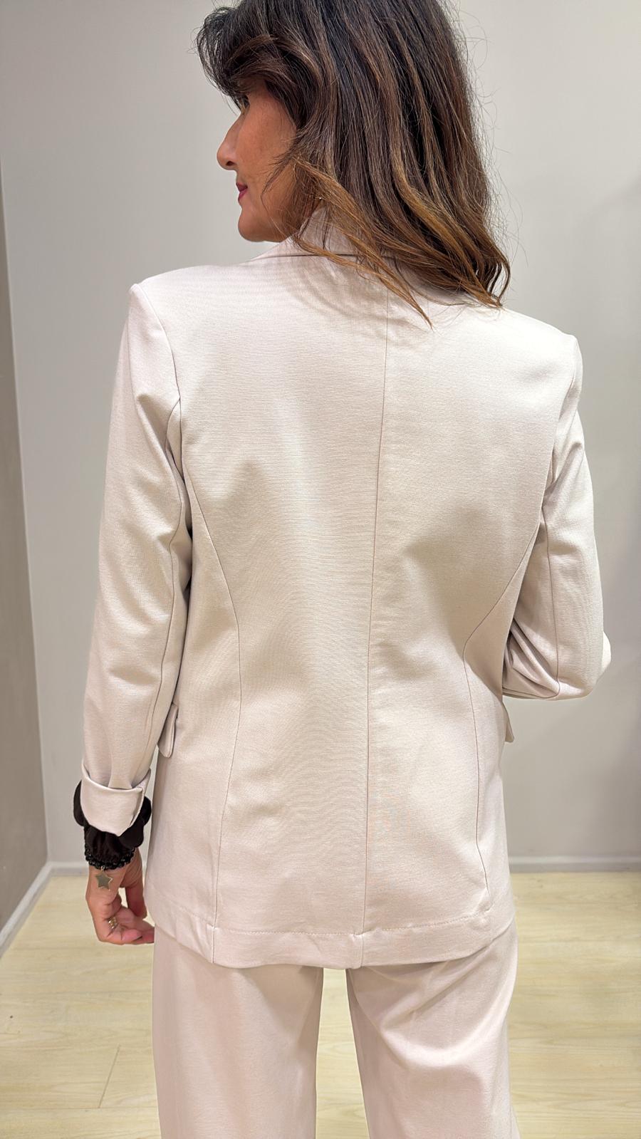 Blazer KIKISIX Punto Milano – Sartorialità con un Tocco Glam